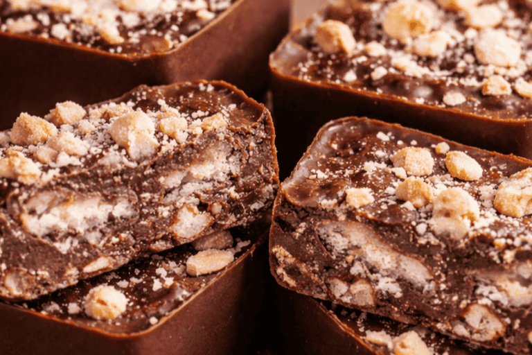 Fudge vegano cortados em destaque.