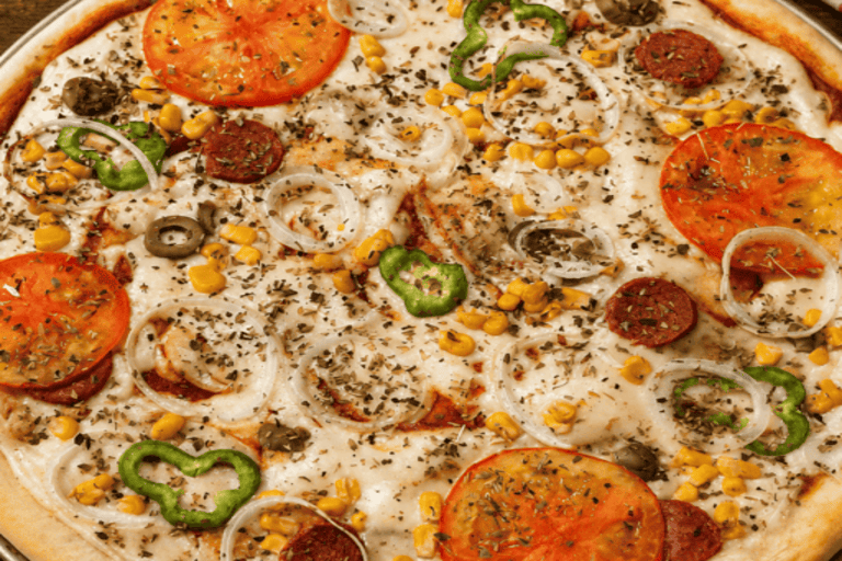 Pizza grande com molho de tomate, queijo cremoso, tomate, cebola, pimentão, milho verde, azeitonas, calabresa vegana e orégano.