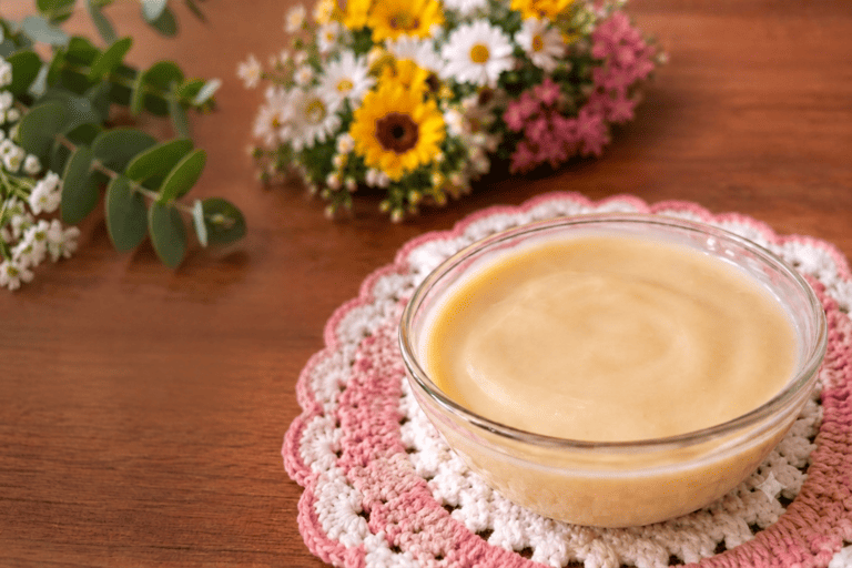 Leite condensado vegano cremoso em uma cumbuca de vidro.